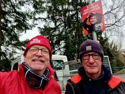 Arno und Mario beim Plakate Aufhängen.